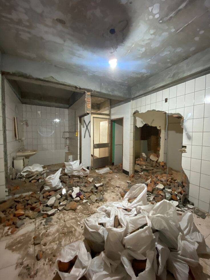 Odhalené zdivo připravené k novým povrchovým úpravám při rekonstrukci bytu v Praze