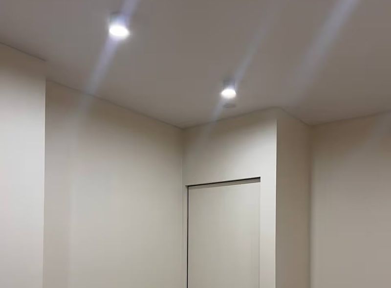 Pokoj s bílými stěnami po rekonstrukci