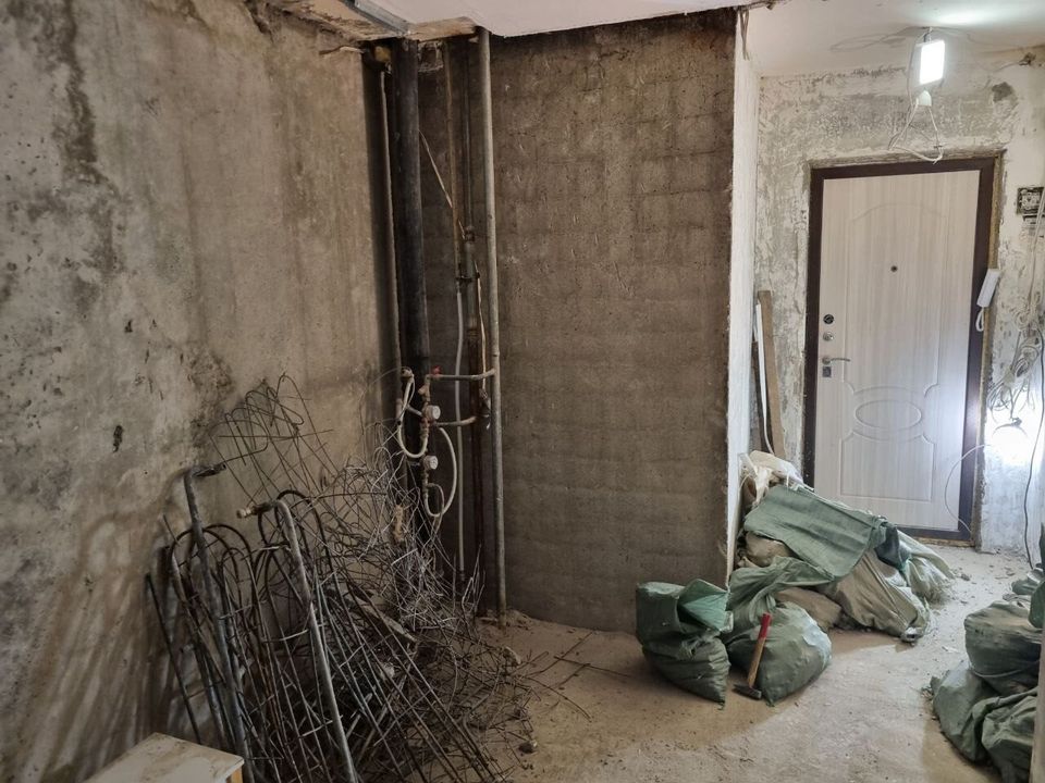 Bourací práce – byt vybouraný do betonu s pytli suti, Praha