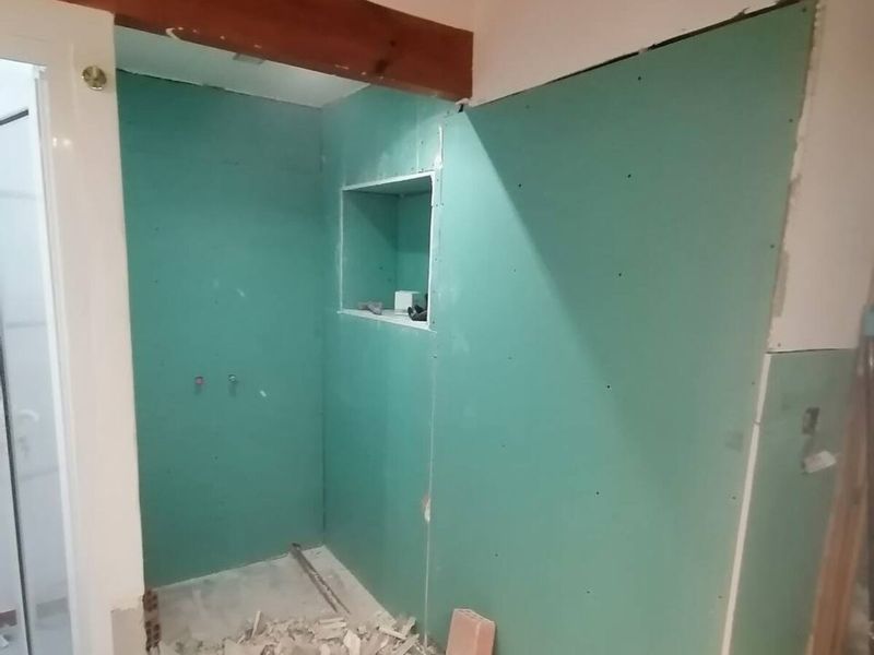 Moisture-resistant plasterboard in a bathroom before tiling
