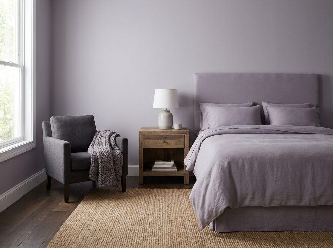 Bedroom in a lavender-grey shade