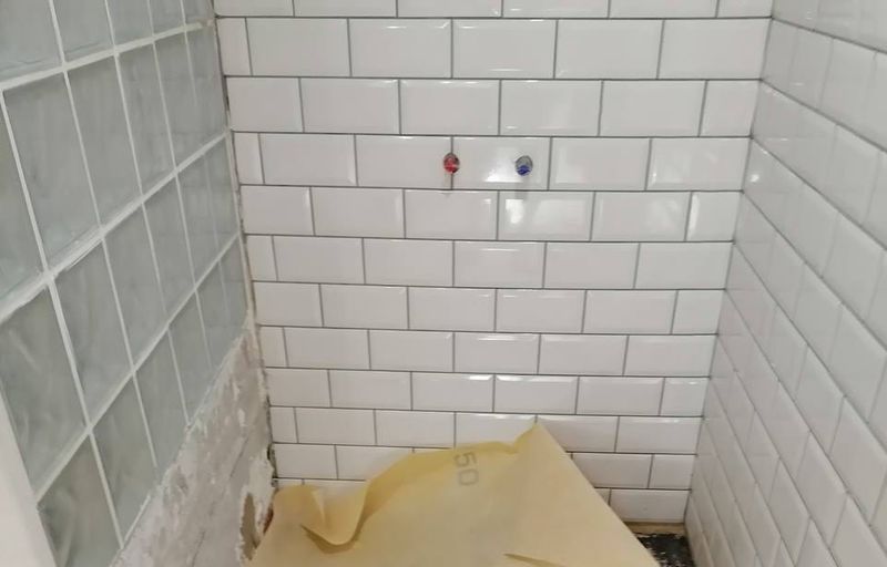 Bílé metro obklady v koupelně během rekonstrukce