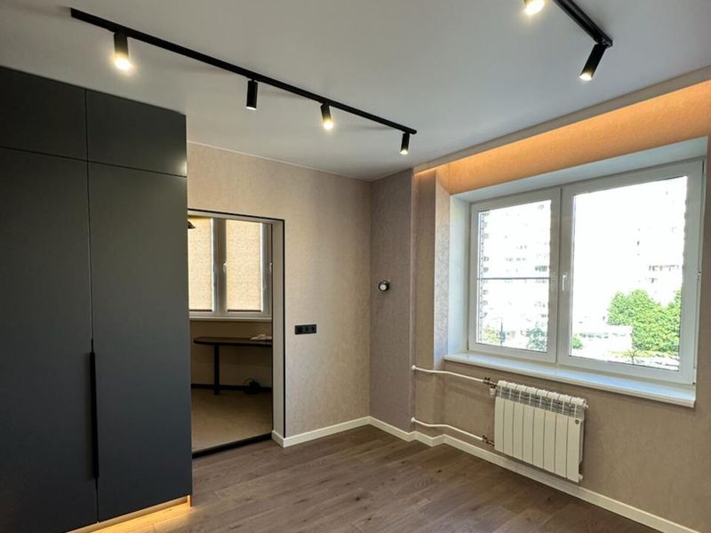 Living room with track spotlights and an LED strip under the units