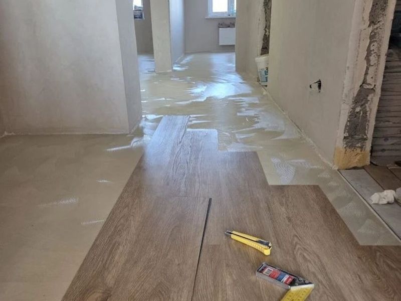 Pokládka laminátové podlahy při rekonstrukci bytu v Praze