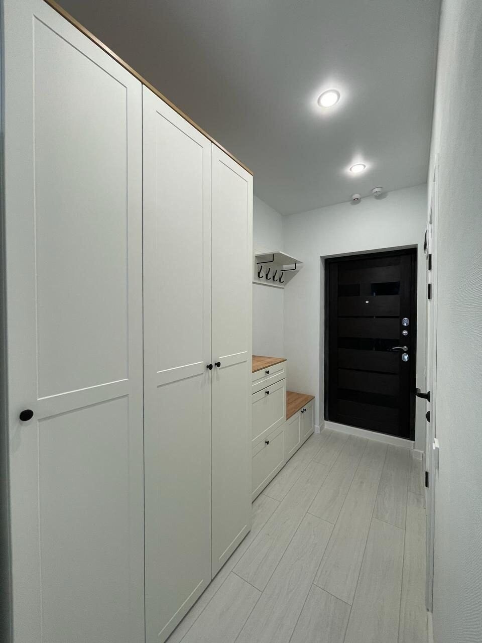 Made-to-measure built-in wardrobe in the hallway, looking towards the front door