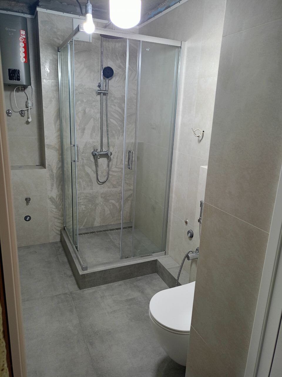 Made-to-measure shower enclosure in a compact renovated bathroom