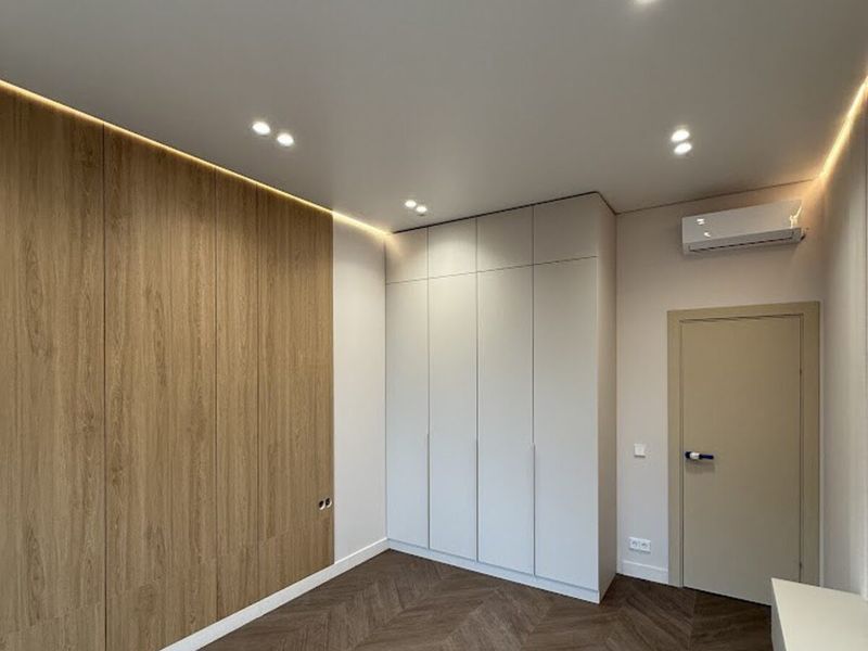 Hidden LED lighting around the ceiling perimeter