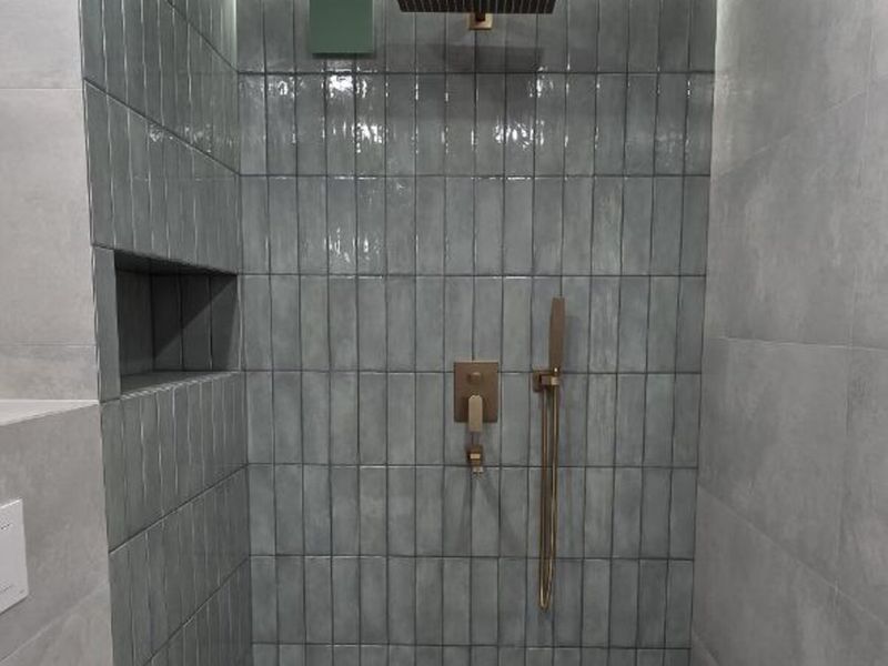 Shower enclosure with clear space in front of the entry