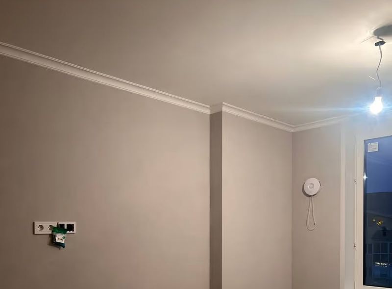 Pokoj vymalovaný v odstínu taupe
