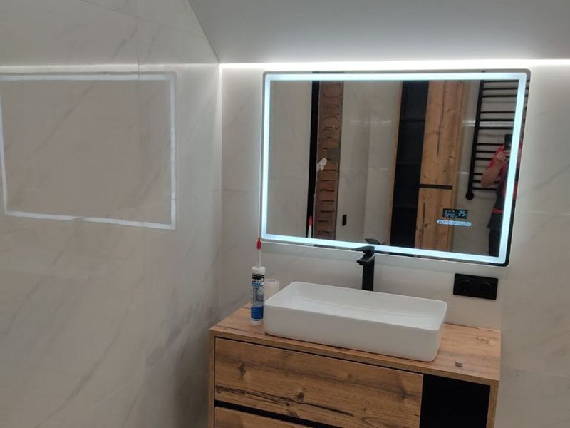 Washbasin with a mirror above and clear space in front