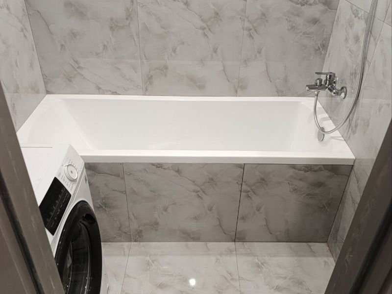 Bath with clear space to step in