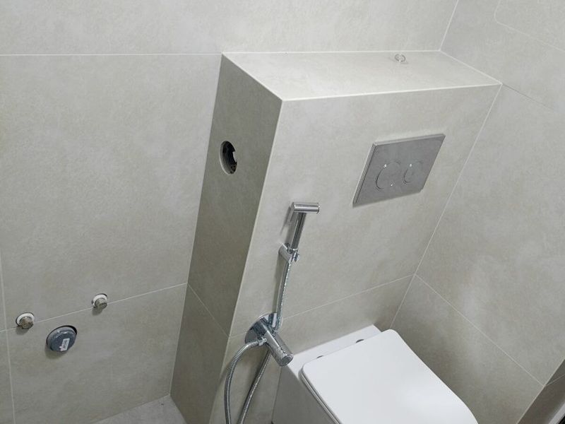 Wall-hung toilet with side clearance from the wall